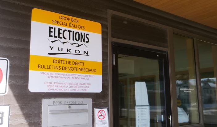 Une affiche indiquant une boîte sur le mur extérieur d'un édifice.