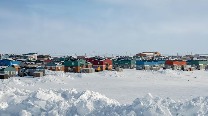 Des maisons agglomérées dans un paysage enneigé, en mars 2025.
