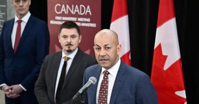 Ranj Pillai s'exprime sous le regard du premier ministre du Nunavut, P.J. Akeeagok, au centre, et du premier ministre des Territoires du Nord-Ouest, R.J. Simpson, à gauche.