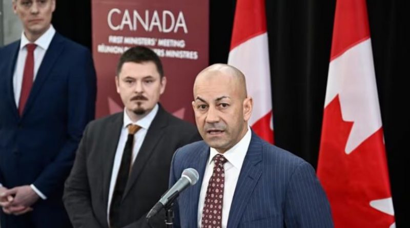 Ranj Pillai s'exprime sous le regard du premier ministre du Nunavut, P.J. Akeeagok, au centre, et du premier ministre des Territoires du Nord-Ouest, R.J. Simpson, à gauche.
