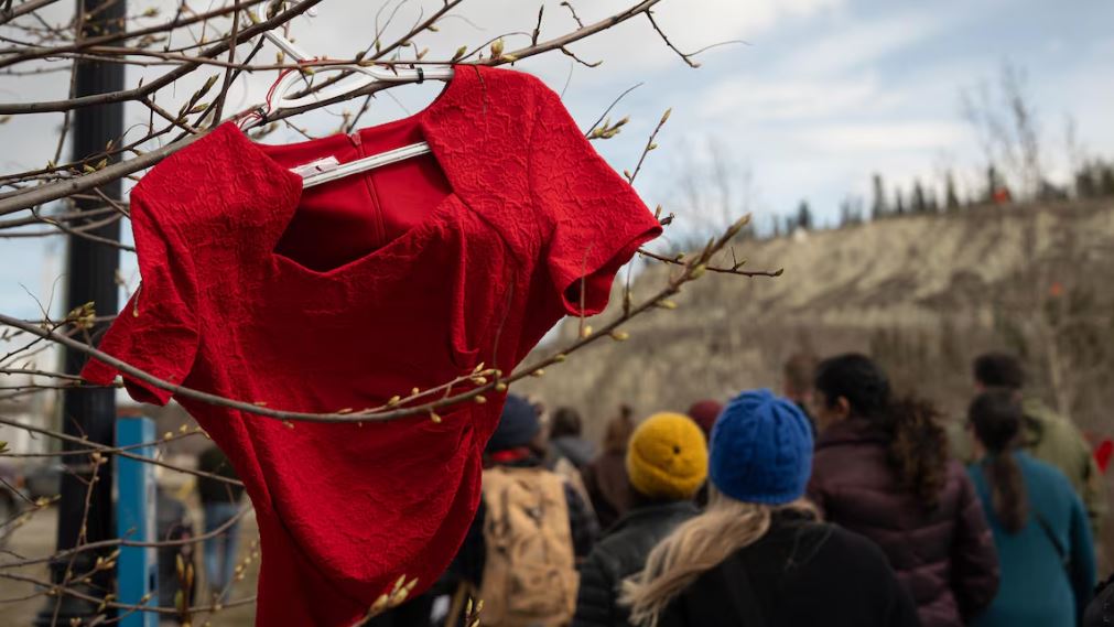 Une robe est accrochée à un arbre, à Whitehorse, le 5 mai 2025.