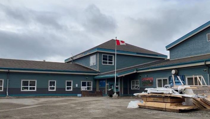 Le bâtiment de l'école de Ross River.