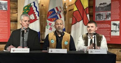 R.J. Simpson, Ranj Pillai et P.J. Akeeagok lors du forum de Haines Junction, le 4 mai 2025.