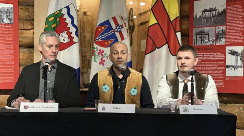 R.J. Simpson, Ranj Pillai et P.J. Akeeagok lors du forum de Haines Junction, le 4 mai 2025.