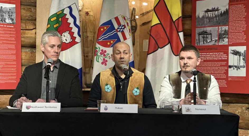 R.J. Simpson, Ranj Pillai et P.J. Akeeagok lors du forum de Haines Junction, le 4 mai 2025.