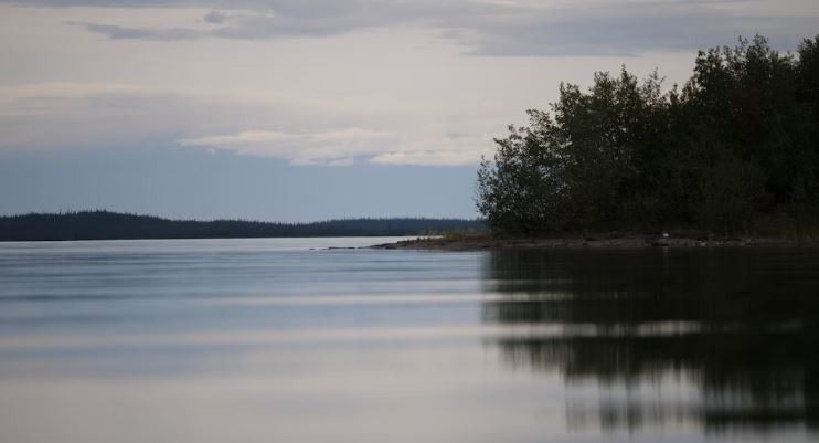 Les reflets du ciel dans le lac.