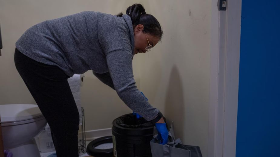 Nellie Iqiquq montre son système de sac pour les toilettes, le 19 mai 2025.