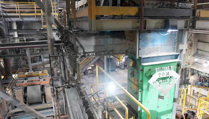 Une plaque de métal découpée pour indiquer «Welcome to DDMI Process Plant» est apposée sur le mur à l'intérieur de l'usine, en août 2024.