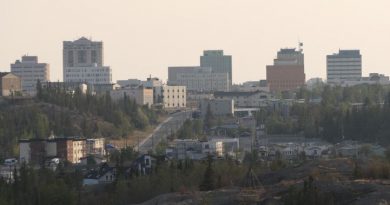 Yellowknife vue d'une colline avec l'autoroute 3 au milieu de bâtiments.
