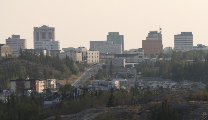 Yellowknife vue d'une colline avec l'autoroute 3 au milieu de bâtiments.