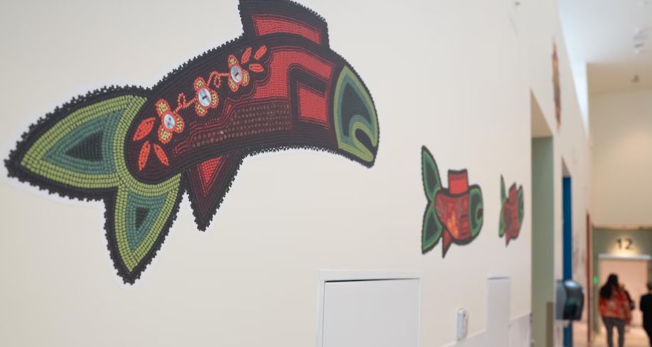 L'image d'un poisson sur un mur.