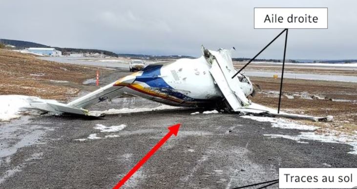 L'épave de l'avion Pilatus PC-12 couchée sur le côté droit.