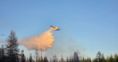 Un avion-citerne déverse de l'eau sur un incendie de forêt près de Fort Smith, dans les Territoires du Nord-Ouest, le 1er juin 2025.