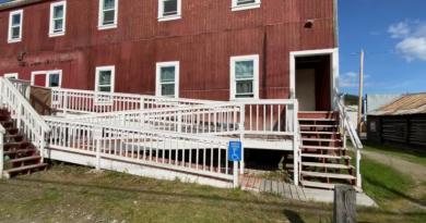 Une longue rampe sinueuse à côté d'escalier menant à l'hôtel.