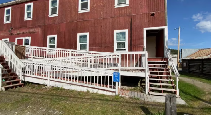 Une longue rampe sinueuse à côté d'escalier menant à l'hôtel.