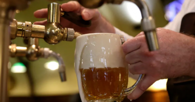 Une bière mousseuse est tirée dans un verre.