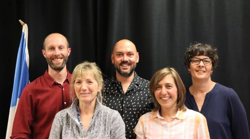 Cinq des sept membres réélus du conseil d'administration de l'Association franco-yukonnaise (AFY) posent dans les locaux de l'AFY. De gauche à droite : Vincent Bonnay (administrateur réélu), Justin Ziegler (vice-président), Stéphanie Chevalier (administratrice réélue), Marielle Veilleux (administratrice) et Stéphanie Nobécourt (trésorière).
