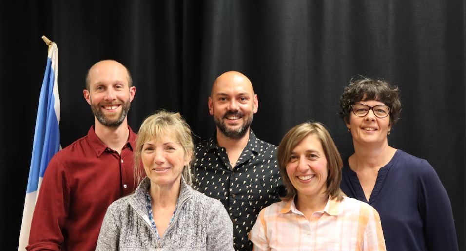 Cinq des sept membres réélus du conseil d'administration de l'Association franco-yukonnaise (AFY) posent dans les locaux de l'AFY. De gauche à droite : Vincent Bonnay (administrateur réélu), Justin Ziegler (vice-président), Stéphanie Chevalier (administratrice réélue), Marielle Veilleux (administratrice) et Stéphanie Nobécourt (trésorière).