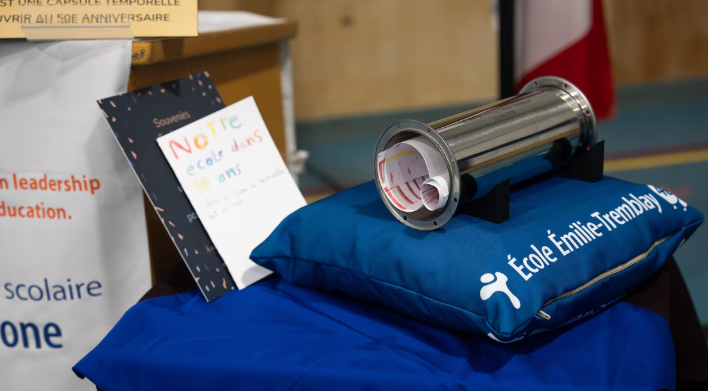 Une capsule temporelle à l'effigie de l'École Émilie-Tremblay.