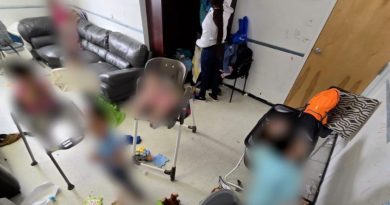 Une image avec des enfants embrouillés dans une pièce impropre au bureau des Services à la famille à Kinngait.