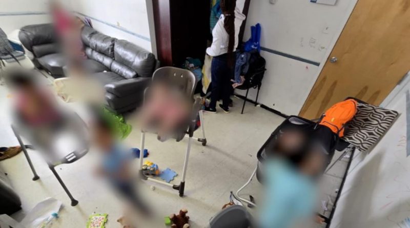 Une image avec des enfants embrouillés dans une pièce impropre au bureau des Services à la famille à Kinngait.