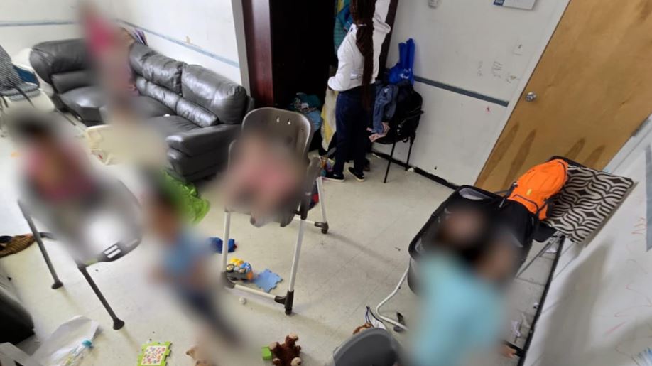 Une image avec des enfants embrouillés dans une pièce impropre au bureau des Services à la famille à Kinngait.