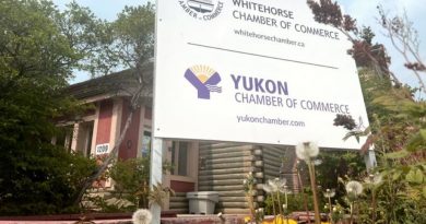 Panneaux des Chambres de commerce à Whitehorse.