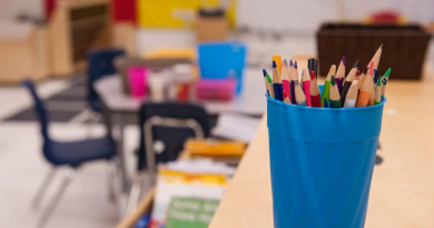 Une classe vide, des crayons en avant-plan.