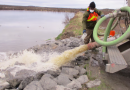 Un camion rejette des eaux usées dans un bassin de rétention.