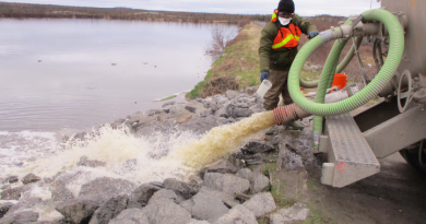 Un camion rejette des eaux usées dans un bassin de rétention.