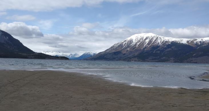 Le lac Bennett et les montagnes, le 17 mai 2025.