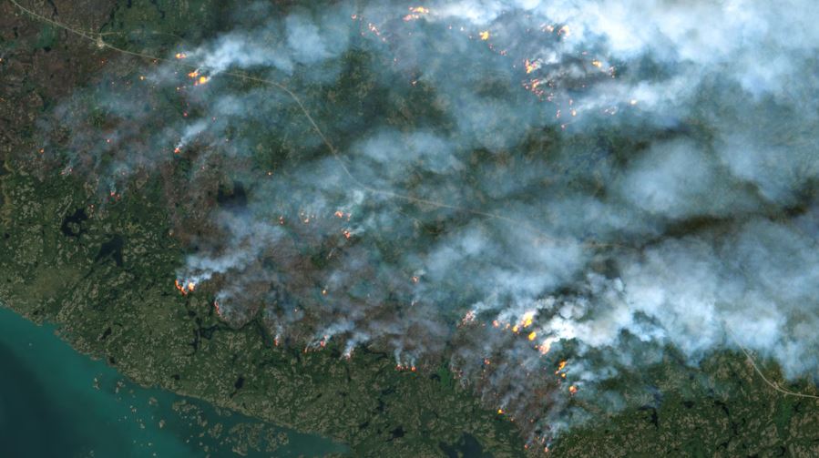 Une image satellite montre des incendies de forêt près de Yellowknife, aux Territoires du Nord-Ouest, le 16 août 2023.