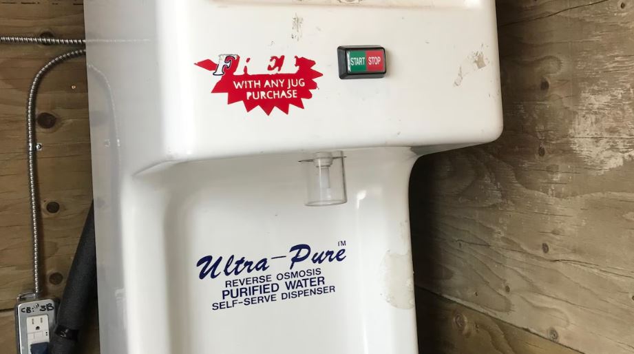 Un purificateur d'eau par osmose inverse.