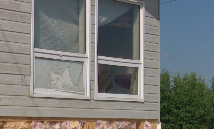 Une maison abandonnée avec une vitre cassée.