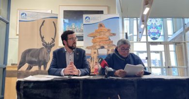 Le ministre de la Santé du Nunavut en compagnie du président de NTI à une table.