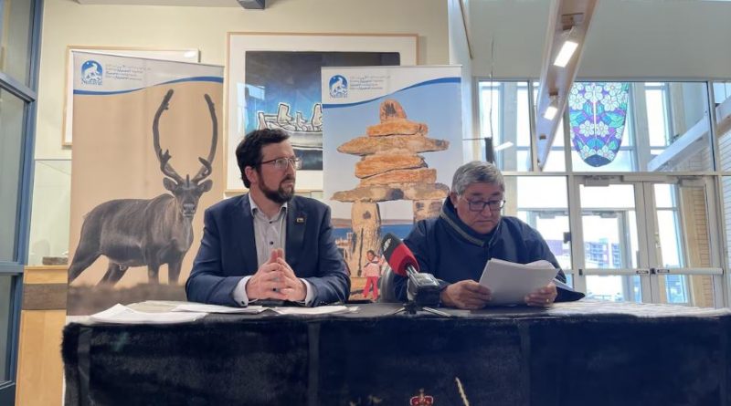 Le ministre de la Santé du Nunavut en compagnie du président de NTI à une table.