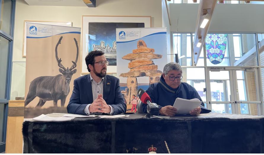 Le ministre de la Santé du Nunavut en compagnie du président de NTI à une table.