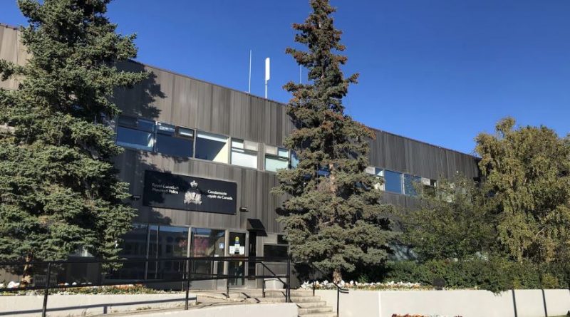 Façade du bureau de la GRC à Whitehorse le 7 septembre 2022.