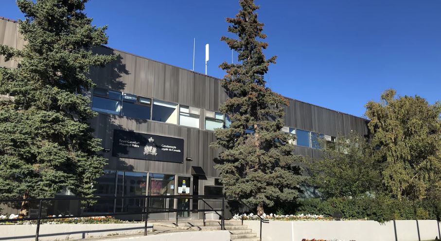 Façade du bureau de la GRC à Whitehorse le 7 septembre 2022.