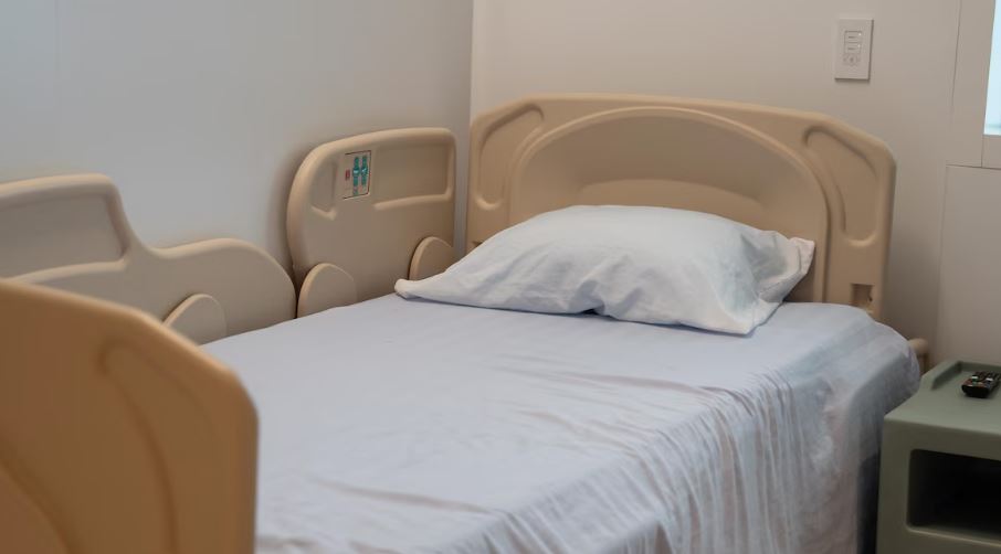 Un lit à l'unité de santé mentale de l'hôpital de Whitehorse, le 2 juin 2025.