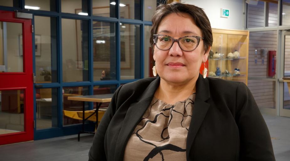 Une femme se tient debout dans le hall d'entrée de l'Assemblée législative du Nunavut, à Iqaluit, le 5 mars 2025.