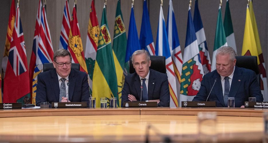 Le premier ministre de la Saskatchewan, Scott Moe, le premier ministre du Canada, Mark Carney, et le premier ministre de l'Ontario, Doug Ford, lors d'une rencontre avec les premiers ministres canadiens à Saskatoon, le 2 juin 2025.