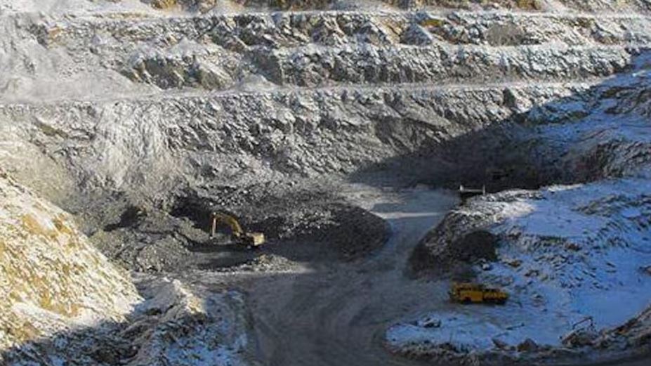 Une carrière de mine enneigée.
