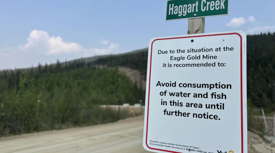 Une pancarte recommande de ne pas consommer l'eau d'un ruisseau.