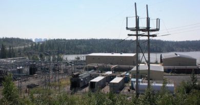 La centrale électrique de Jackfish Lake vue d'une hauteur proche.