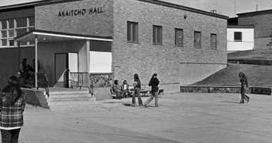 Une image en noir et blanc d'élèves sur le terrain d'Akaitcho Hall, à Yellowknife.
