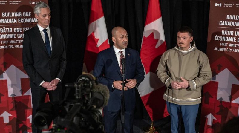 Le premier ministre des Territoires du Nord-Ouest, R.J. Simpson, le premier ministre du Yukon, Ranj Pillai, et le premier ministre du Nunavut, P.J. Akeeagok, lors de la rencontre des premiers ministres à Saskatoon, le 2 juin 2025.