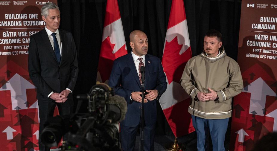 Le premier ministre des Territoires du Nord-Ouest, R.J. Simpson, le premier ministre du Yukon, Ranj Pillai, et le premier ministre du Nunavut, P.J. Akeeagok, lors de la rencontre des premiers ministres à Saskatoon, le 2 juin 2025.