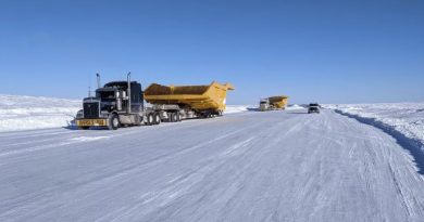 Des camions sur une route glacée et enneigée.