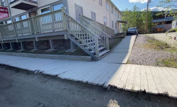 Un trottoir longeant la passerelle d'un bâtiment.